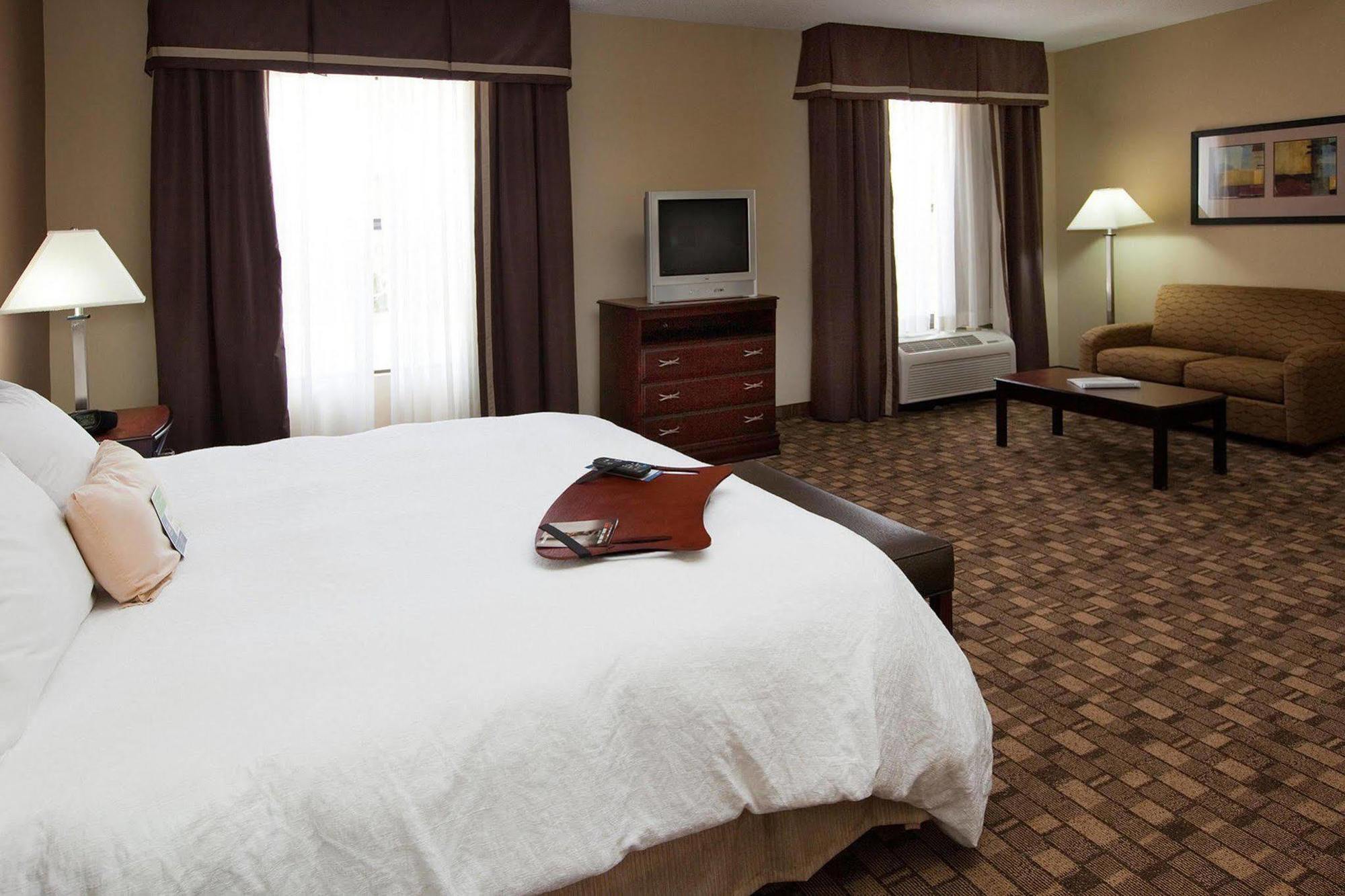 Hampton Inn & Suites Burlington Room photo